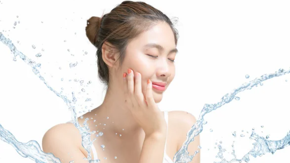 進行無針水光的一位女性。